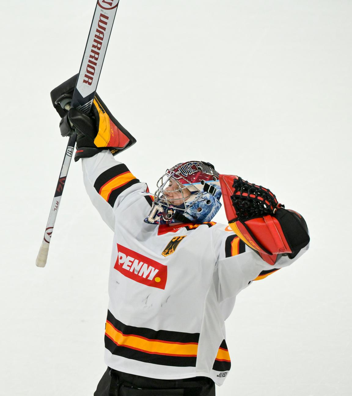 Bayern, Landshut: Eishockey, Frauen: Deutschland-Cup Frauen, Deutschland - Frankreich, 1. Spieltag. Die deutsche Torhüterin Sandra Abstreiter jubelt über den Sieg nach Verlängerung.