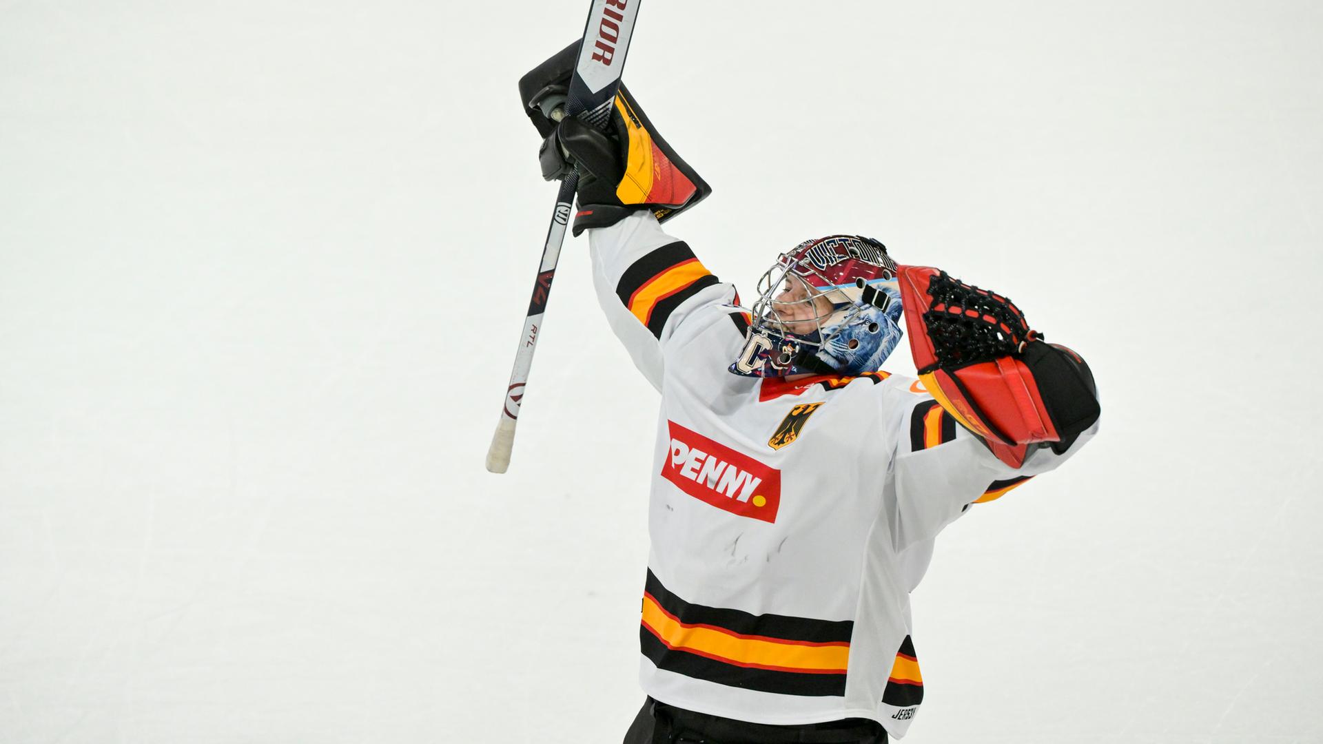 Bayern, Landshut: Eishockey, Frauen: Deutschland-Cup Frauen, Deutschland - Frankreich, 1. Spieltag. Die deutsche Torhüterin Sandra Abstreiter jubelt über den Sieg nach Verlängerung.