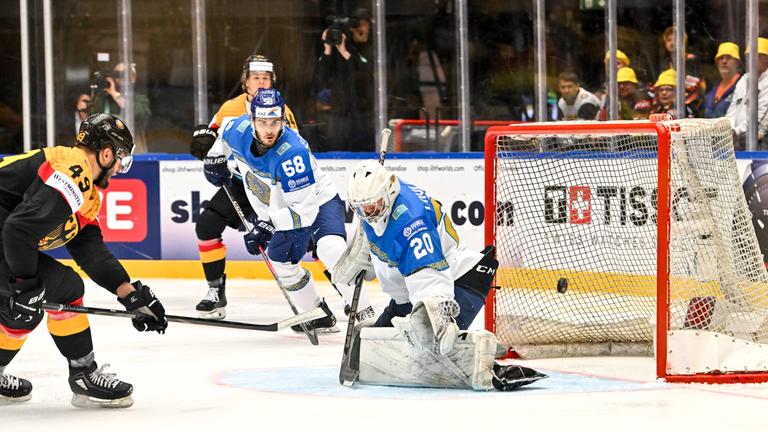 Deutschlands Lukas Kalble schießt aufs Tor der kasachischen Mannschaft.