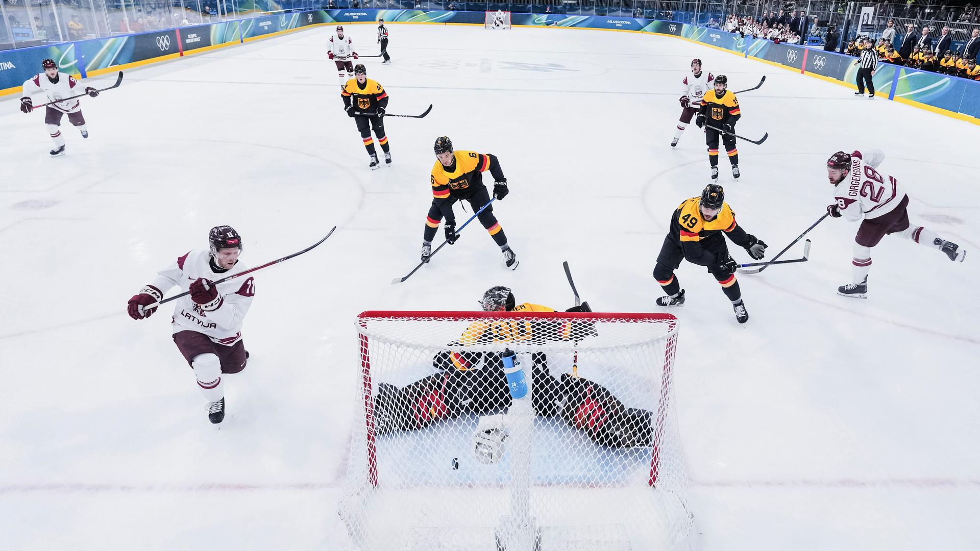 Der lettische Eishockeyspieler Dans Ločmelis erzielt bei den Olympischen Winterspielen 2026 in der Partie gegen Deutschland ein Tor