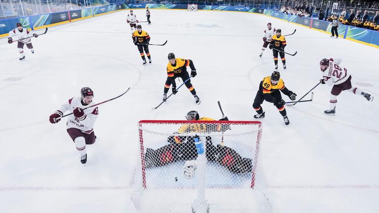 Der lettische Eishockeyspieler Dans Ločmelis erzielt bei den Olympischen Winterspielen 2026 in der Partie gegen Deutschland ein Tor