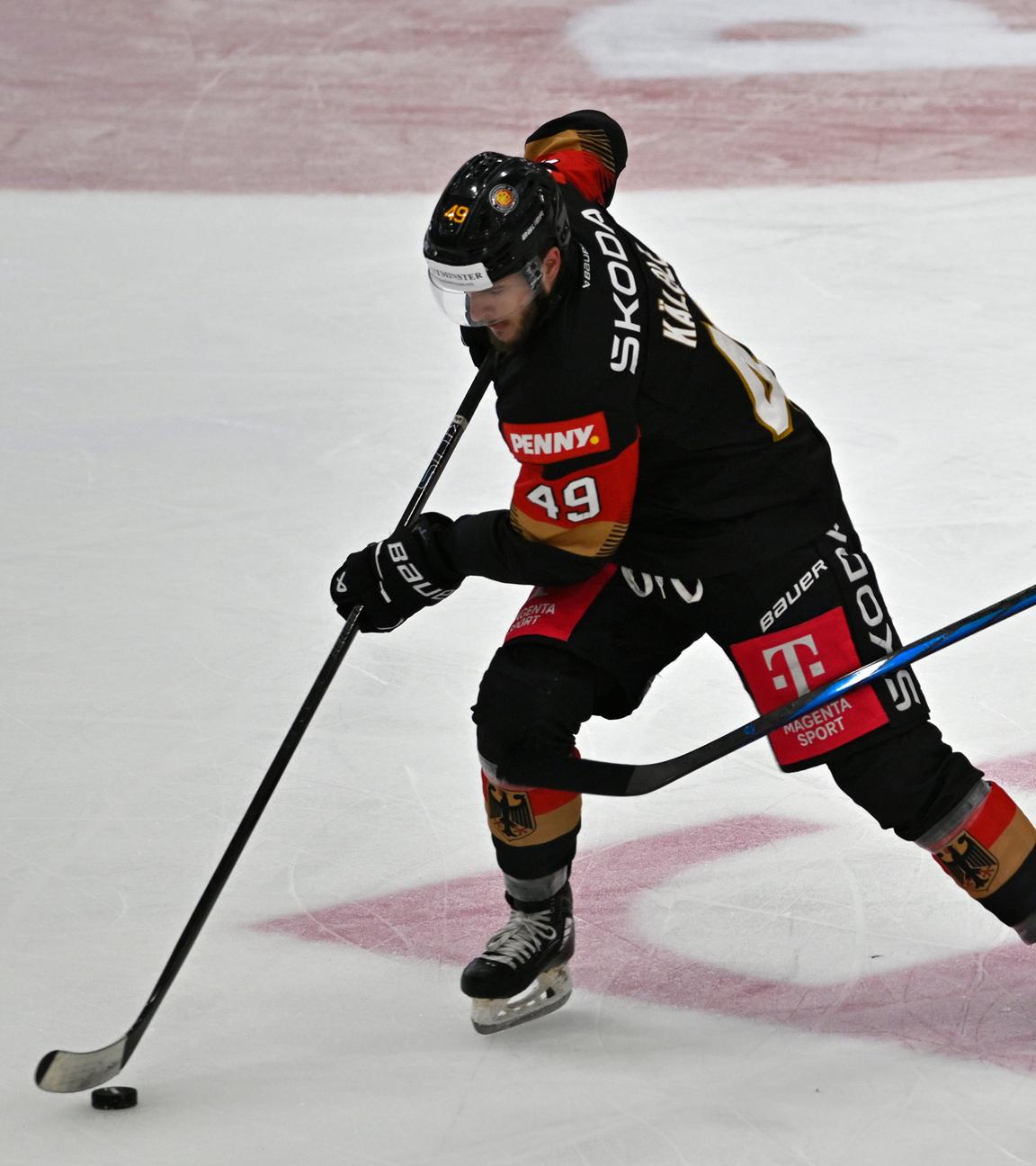 Deutschlands Lukas Kälble und Österreichs Luis Lindner kämpfen um den Puck beim Spiel am 26.04.2025.