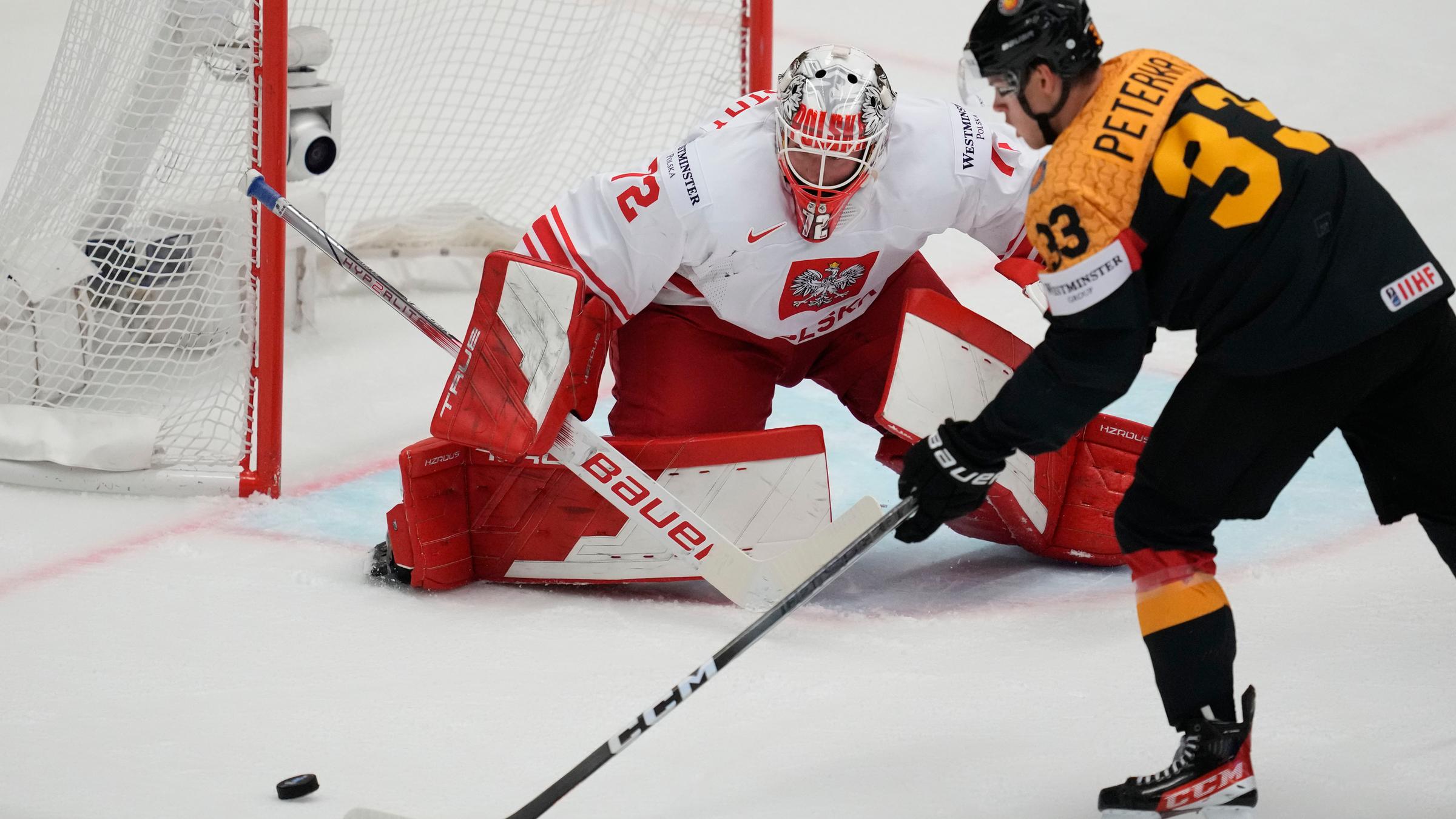 Polens Torhüter David Zabolotny (l) pariert vor Deutschlands John Peterka.