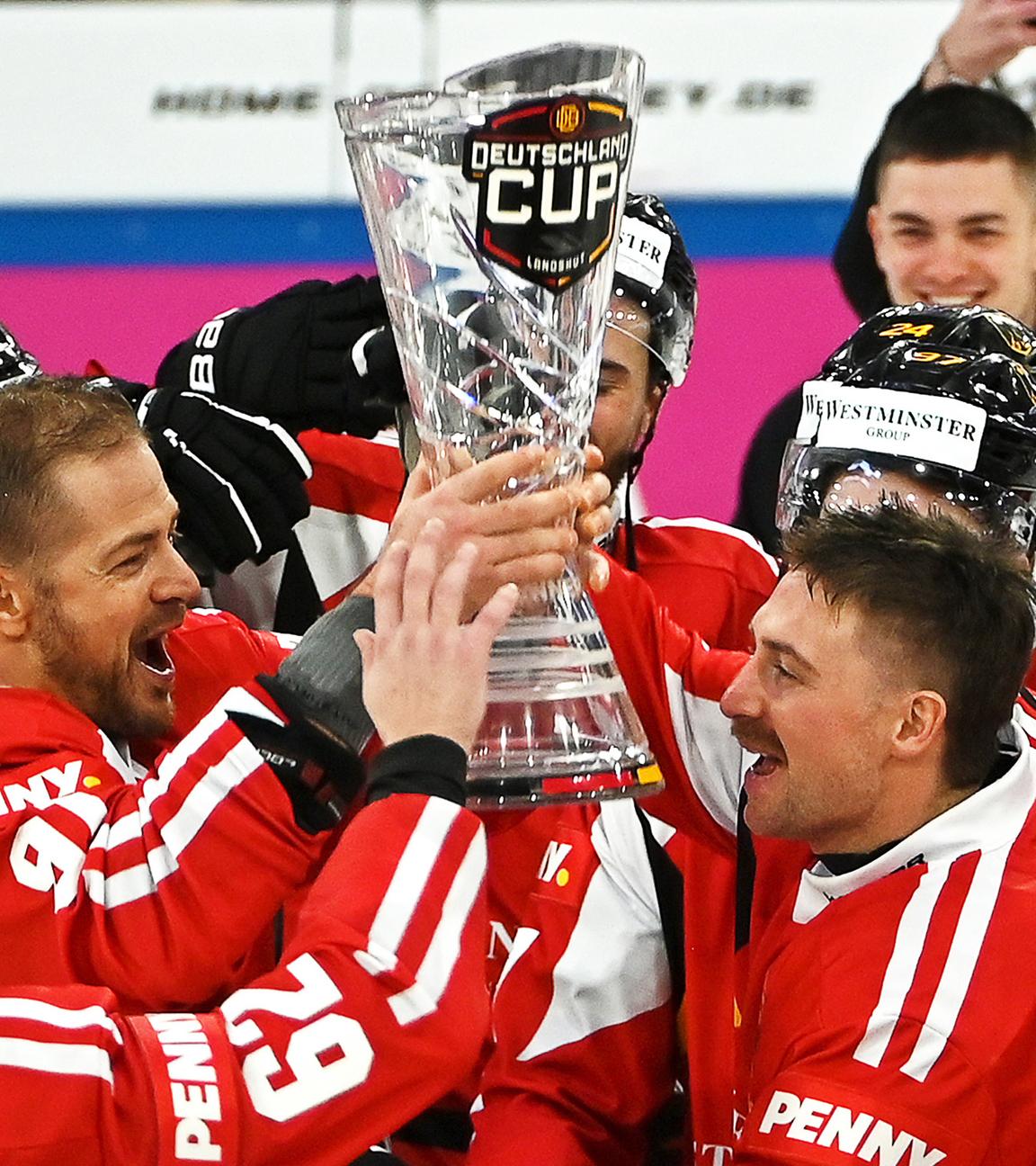Moritz Müller (Deutschland, Mitte links) und seine Teamkollegen feiern mit dem Deutschland-Cup beim Deutschland – Slowakei, 3. Spieltag der Gruppenphase.