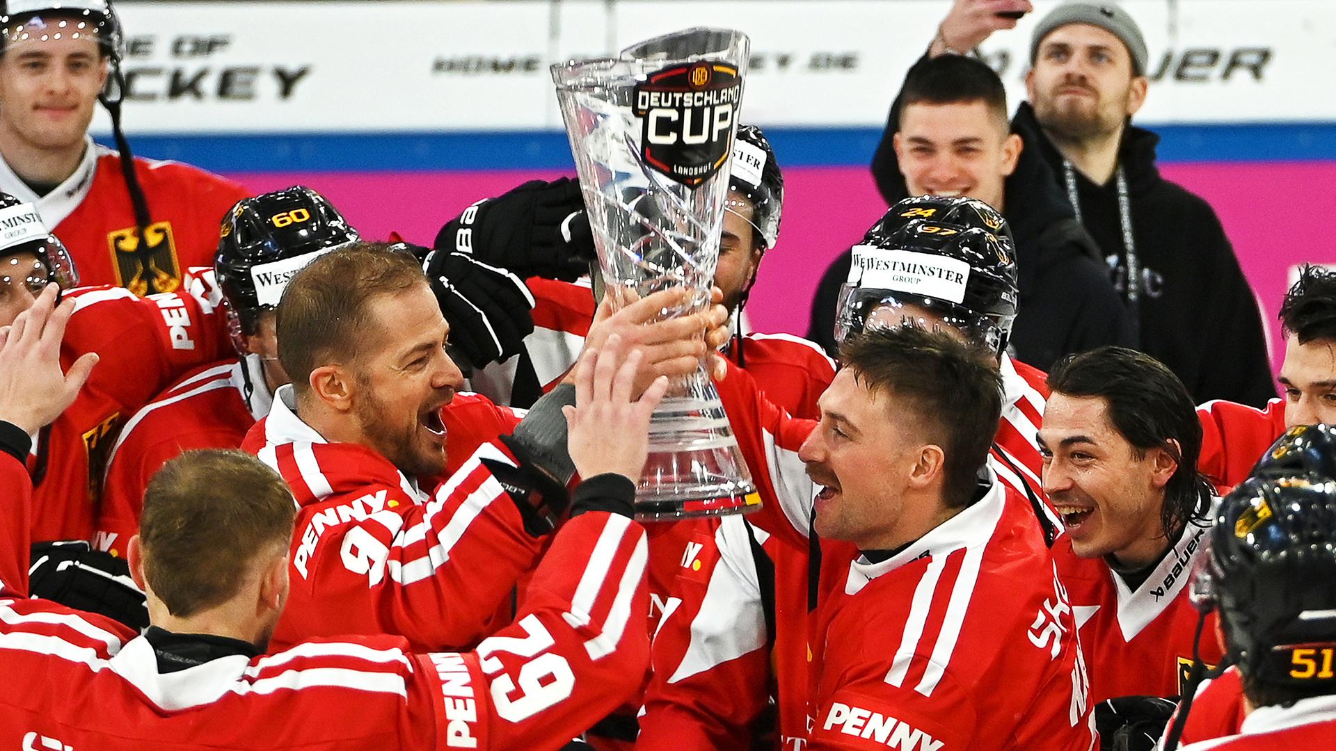 Moritz Müller (Deutschland, Mitte links) und seine Teamkollegen feiern mit dem Deutschland-Cup beim Deutschland – Slowakei, 3. Spieltag der Gruppenphase.