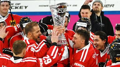Moritz Müller (Deutschland, Mitte links) und seine Teamkollegen feiern mit dem Deutschland-Cup beim Deutschland – Slowakei, 3. Spieltag der Gruppenphase.