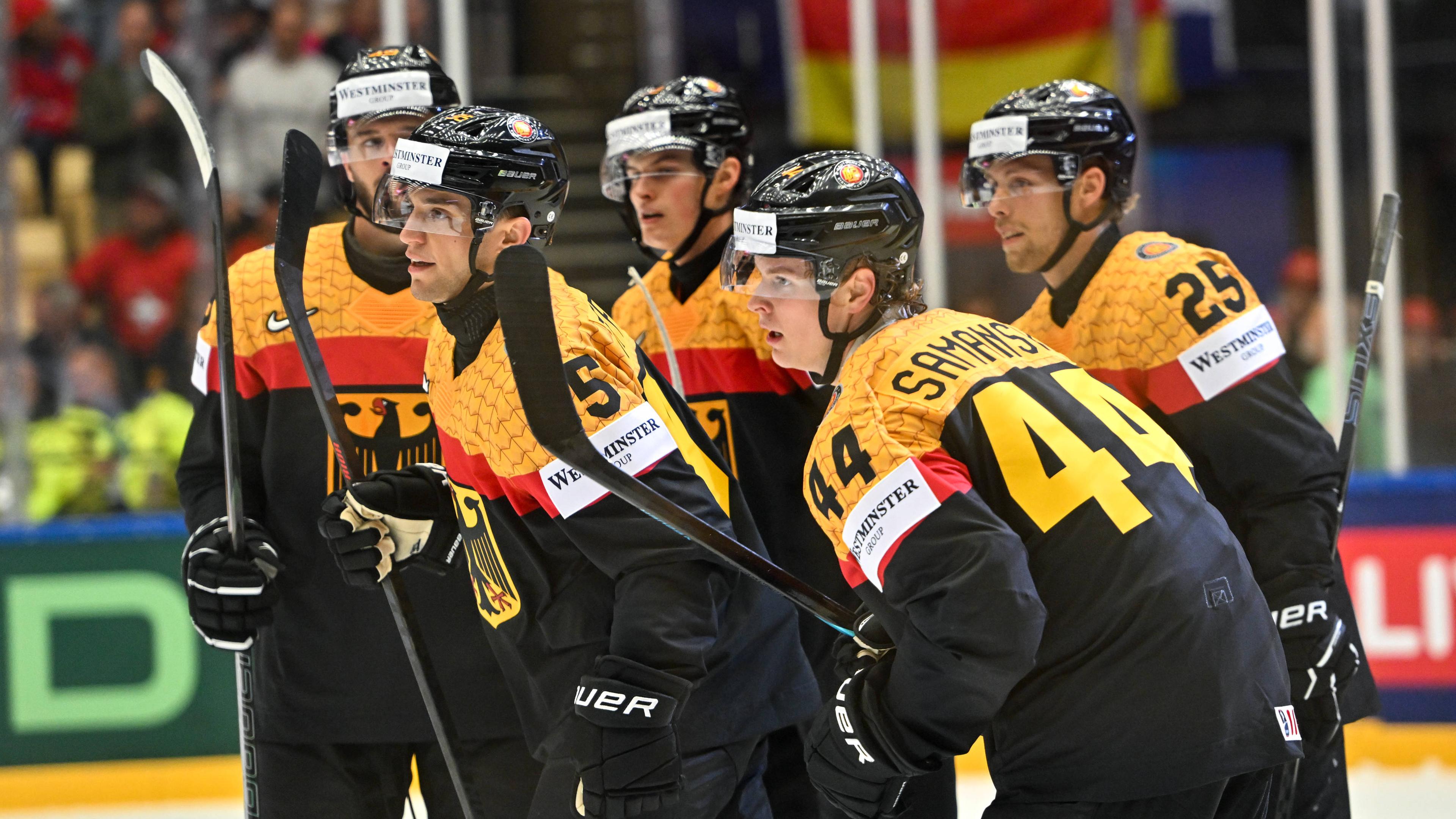 Deutschlands Joshua Samanski jubelt mit seinen Teamkollegen über seinen Treffer beim Spiel gegen Ungarn am 10.05.2025.