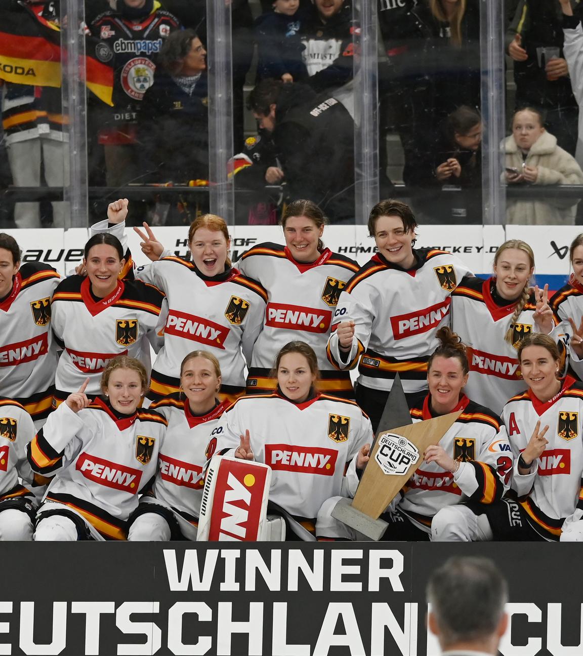 Die deutschen Eishockey-Frauen bejubeln die Titelverteidigung beim Deutschland Cup