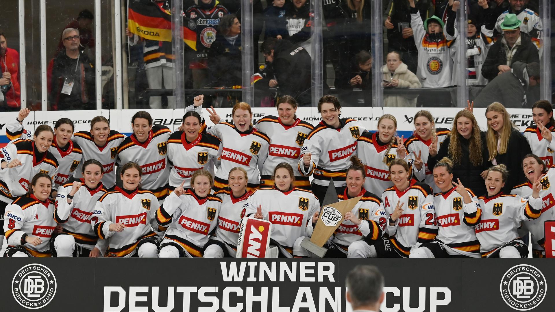 Die deutschen Eishockey-Frauen bejubeln die Titelverteidigung beim Deutschland Cup
