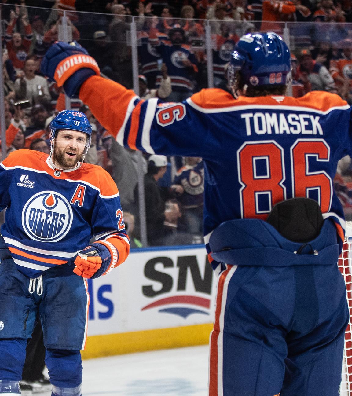 Kanada, Edmonton: Eishockey: NHL, Edmonton Oilers - Calgary Flames: Leon Draisaitl (29) von den Edmonton Oilers feiert mit David Tomasek (86) seinen 400. Karrieretreffer gegen die Calgary Flames.