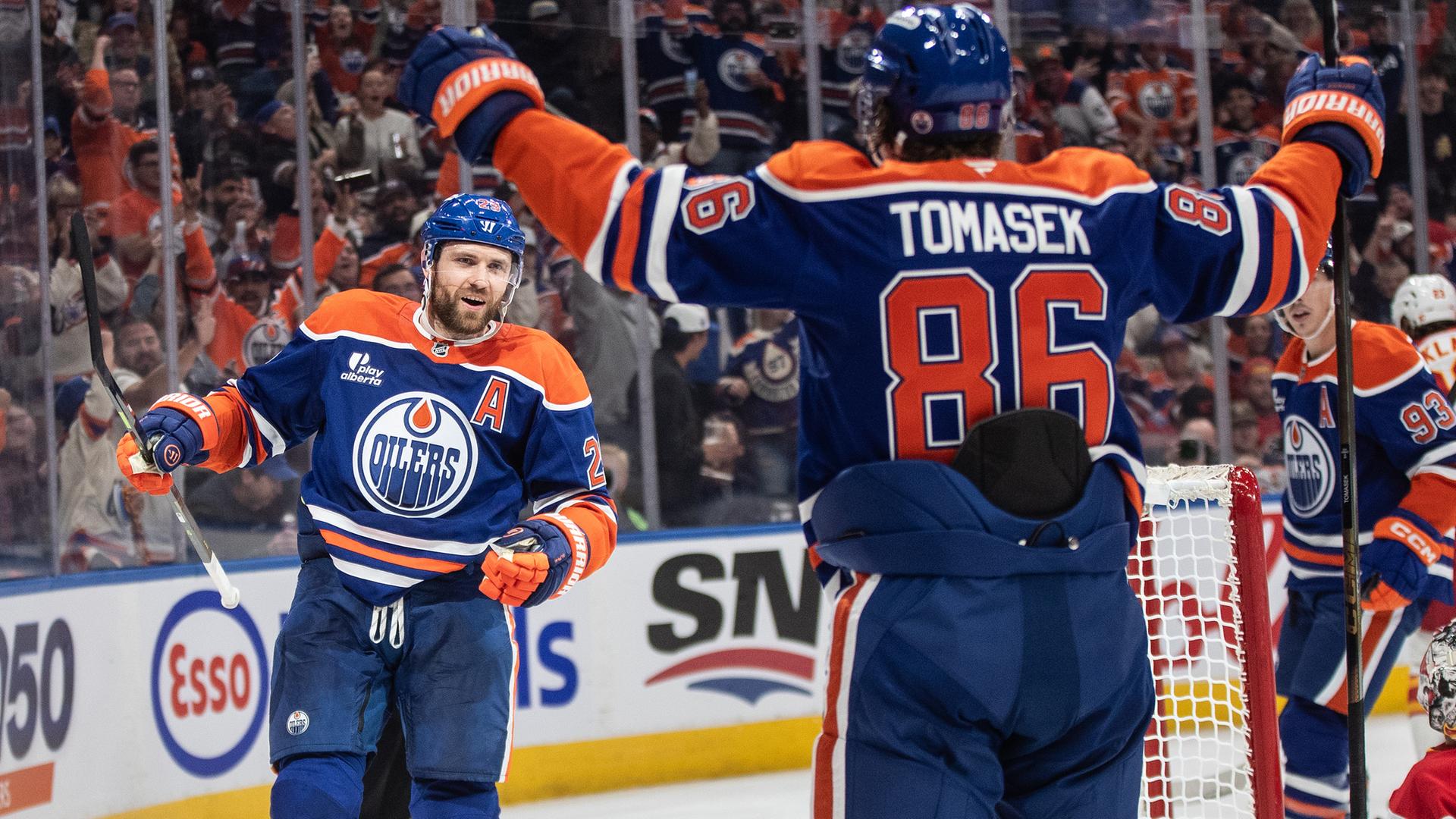 Kanada, Edmonton: Eishockey: NHL, Edmonton Oilers - Calgary Flames: Leon Draisaitl (29) von den Edmonton Oilers feiert mit David Tomasek (86) seinen 400. Karrieretreffer gegen die Calgary Flames.
