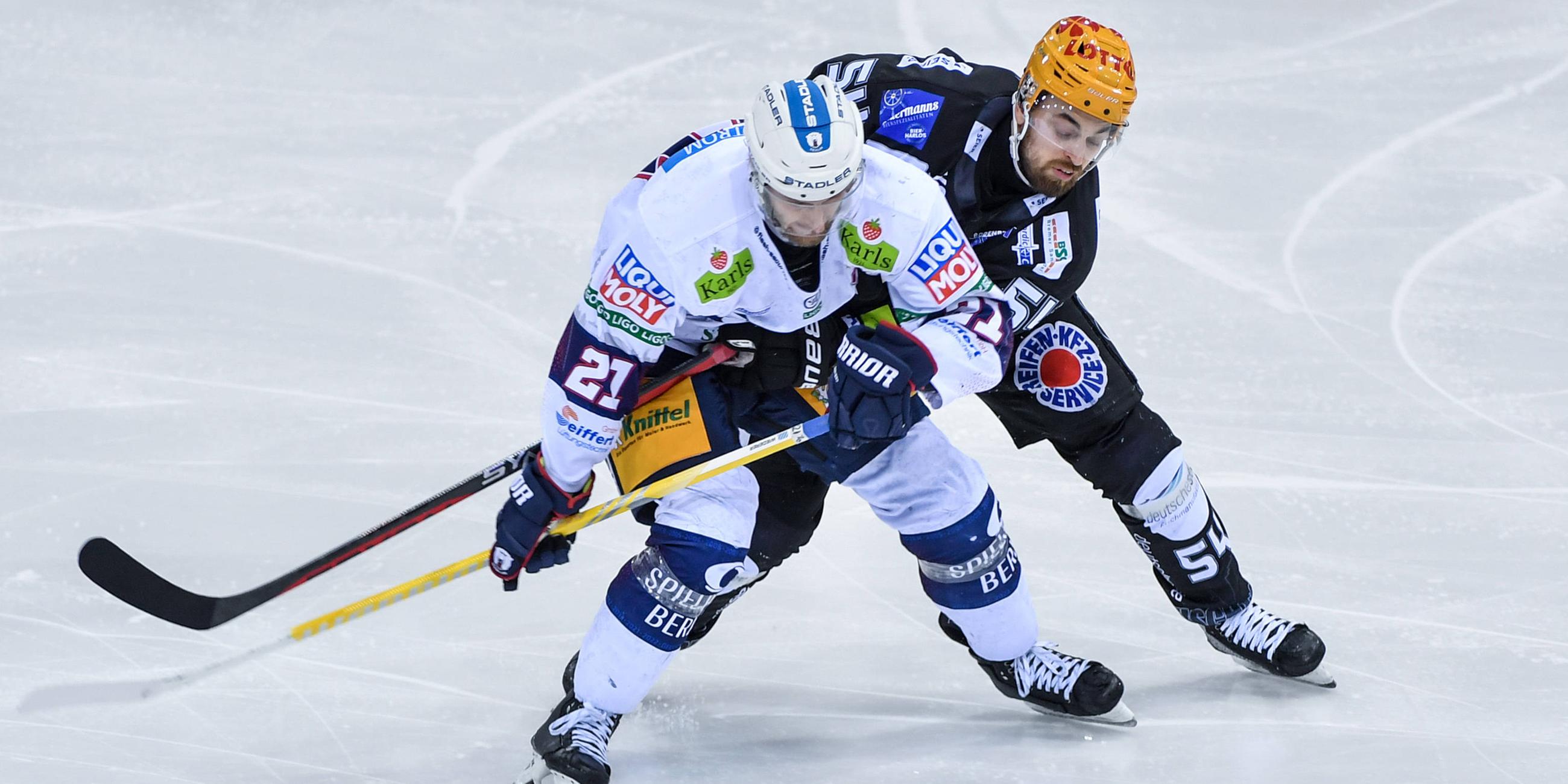 Manuel Wiederer (Eisbären Berlin) gegen Felix Scheel (Fischtown Pinguins).