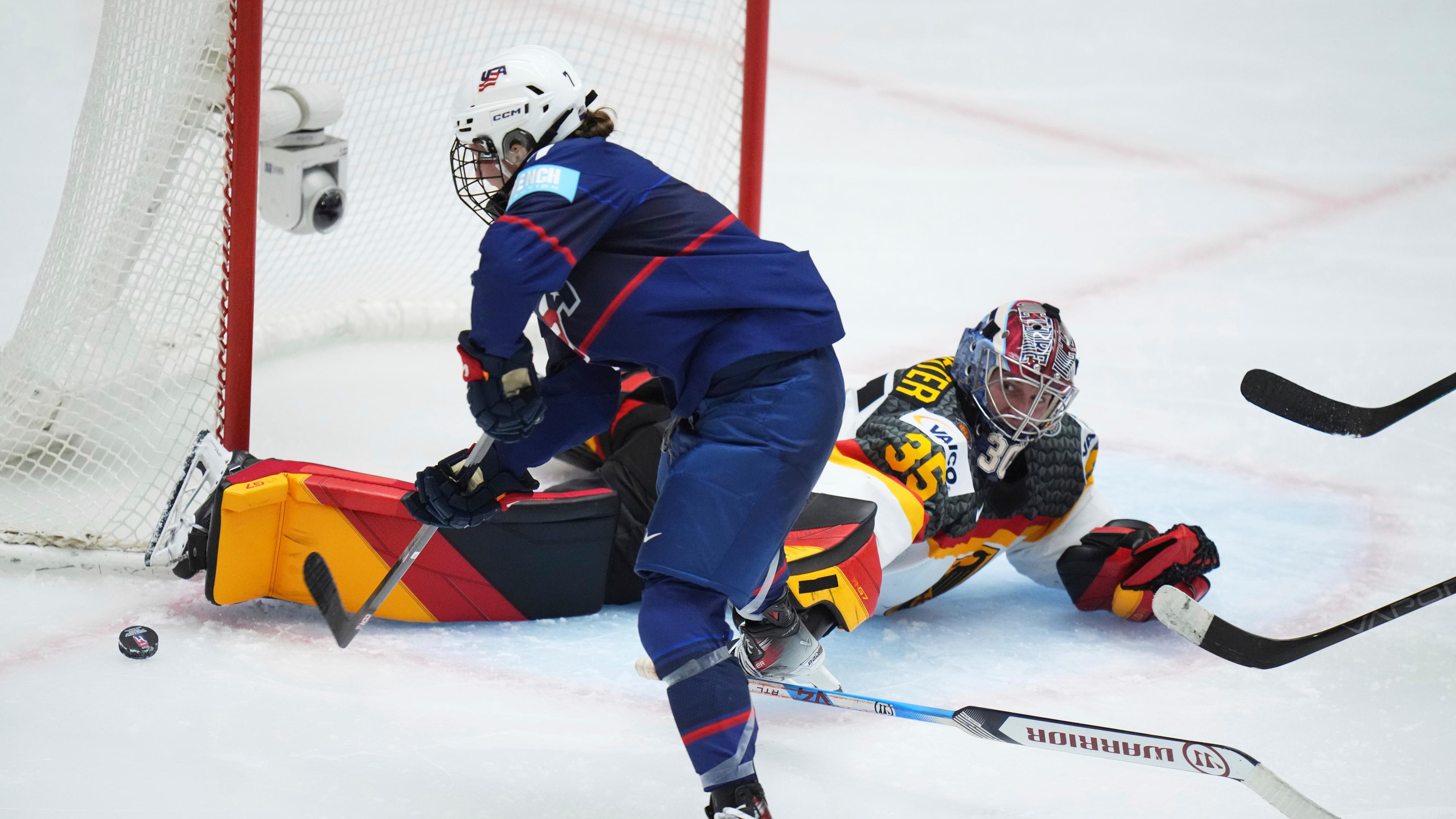 Die deutsche Torhüterin Sandra Abstreiter (r) pariert gegen Lacey Eden aus den USA während des Viertelfinalspiels zwischen den Vereinigten Staaten und Deutschland bei der Eishockey-Weltmeisterschaft der Frauen.