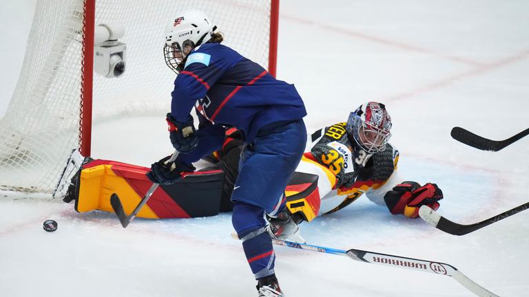 Die deutsche Torhüterin Sandra Abstreiter (r) pariert gegen Lacey Eden aus den USA während des Viertelfinalspiels zwischen den Vereinigten Staaten und Deutschland bei der Eishockey-Weltmeisterschaft der Frauen.