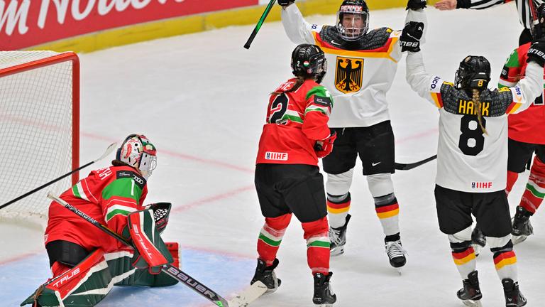 Eishockey, Frauen, WM, Deutschland - Ungarn: L-R Torhüterin Aniko Nemeth (HUN), Bernadett Nemeth (HUN), Nicola Hadraschek (GER) und Ronja Hark (GER)