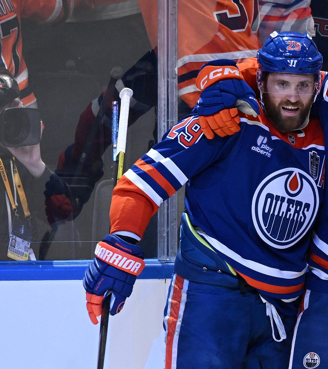 Eishockey Herren: Edmonton Oilers Leon Draisaitl (l, 29) reacts with Connor McDavid (M, 97) and defenseman Evan Bouchard (r, 2)