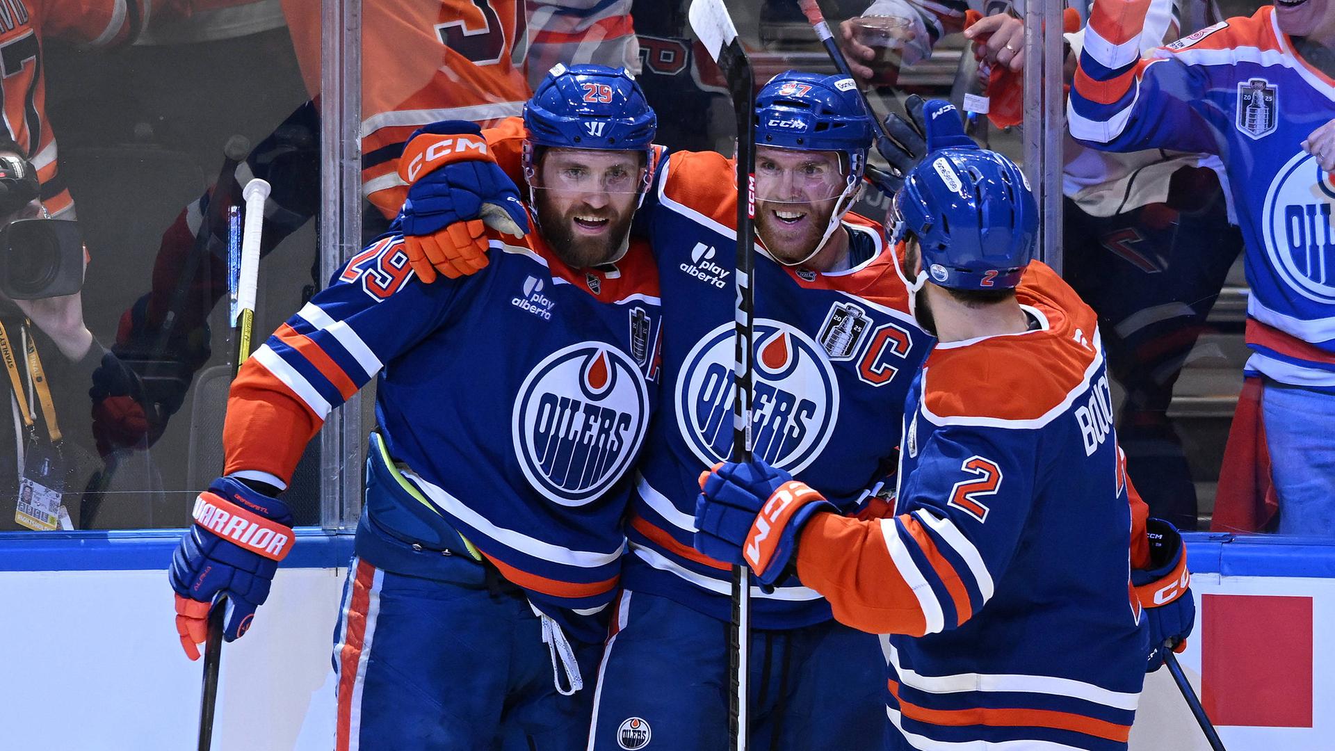 Leon Draisaitl (links) feiert mit Connor McDavid (Mitte) und Evan Bouchard ein Tor im Stanley-Cup-Finale gegen die Florida Panthers.