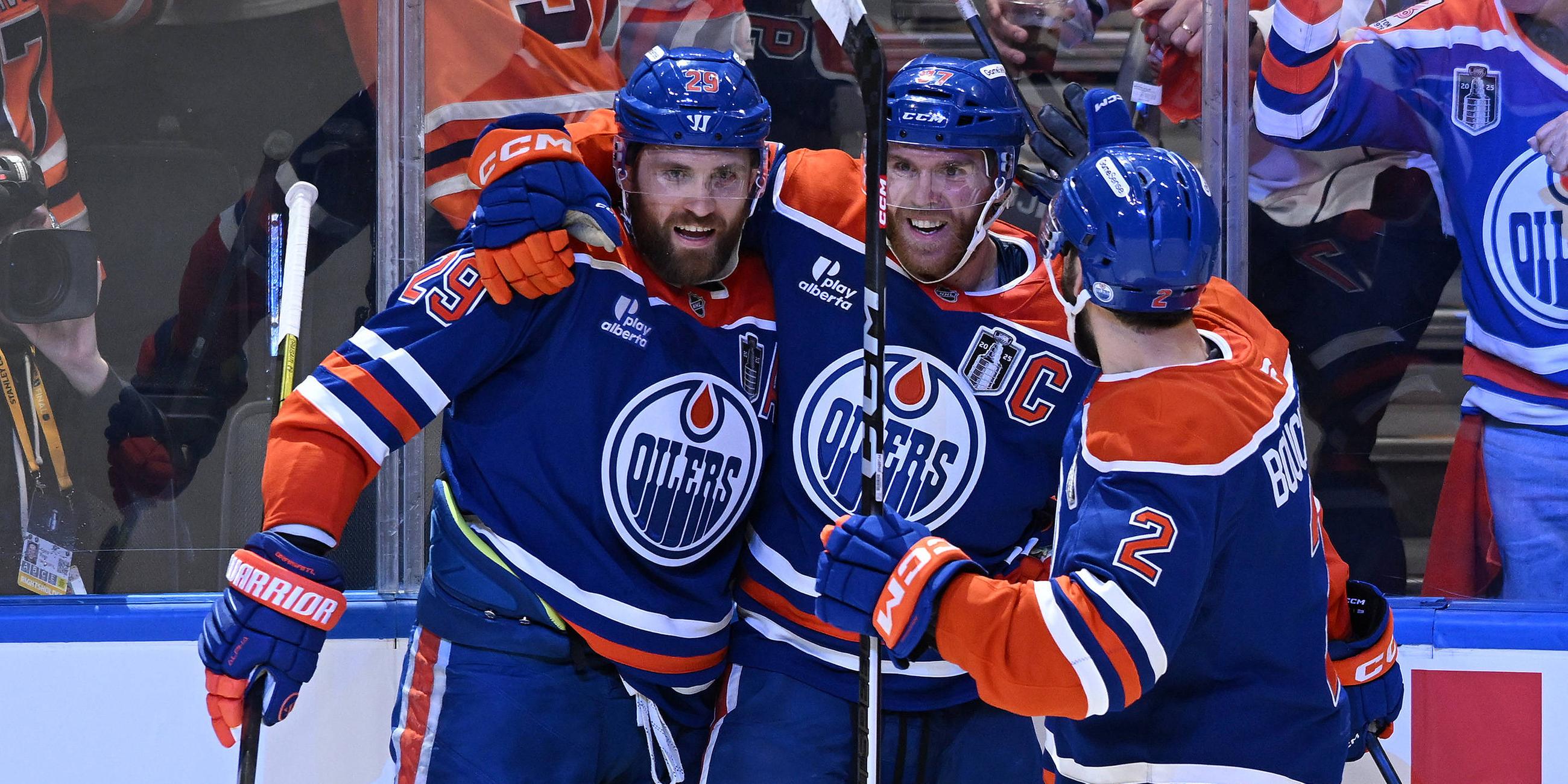 Eishockey Herren: Edmonton Oilers Leon Draisaitl (l, 29) reacts with Connor McDavid (M, 97) and defenseman Evan Bouchard (r, 2)