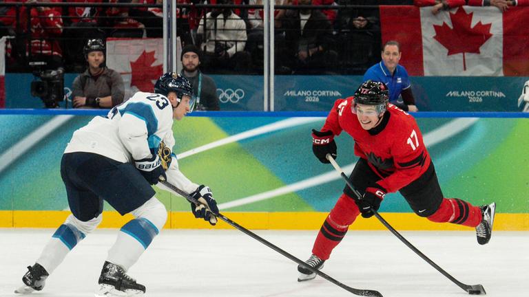 Anton Lundell (Finnland) und Jordan Binnington (Kanada) kämpfen. 