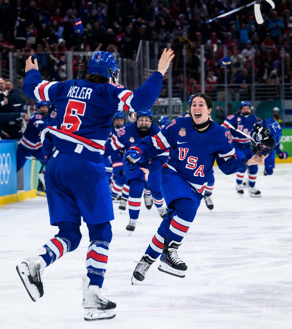 Megan Keller und Abbey Murphy aus den USA feiern nach dem Finale am 19. Februar 2026 in Mailand.