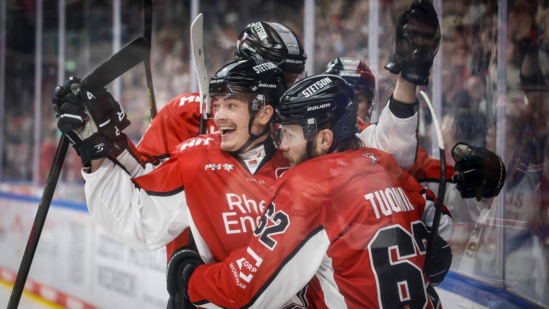 Parker Tuomie von den Kölner Haien trifft zum 1:0 gegen die Eisbären Berlin.