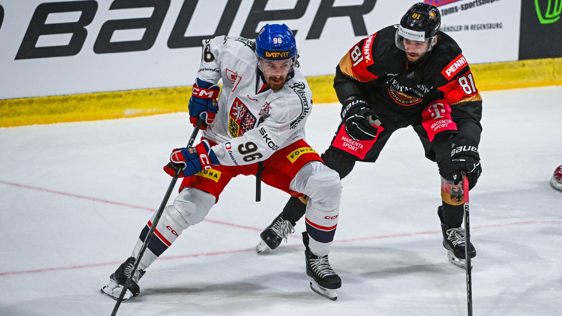 Daniel Pfaffengut von Deutschland kämpft mit Daniel Voženílek von Tschechien um den Puck.