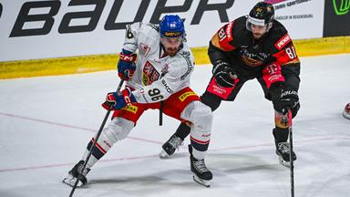 Daniel Pfaffengut von Deutschland kämpft mit Daniel Voženílek von Tschechien um den Puck.