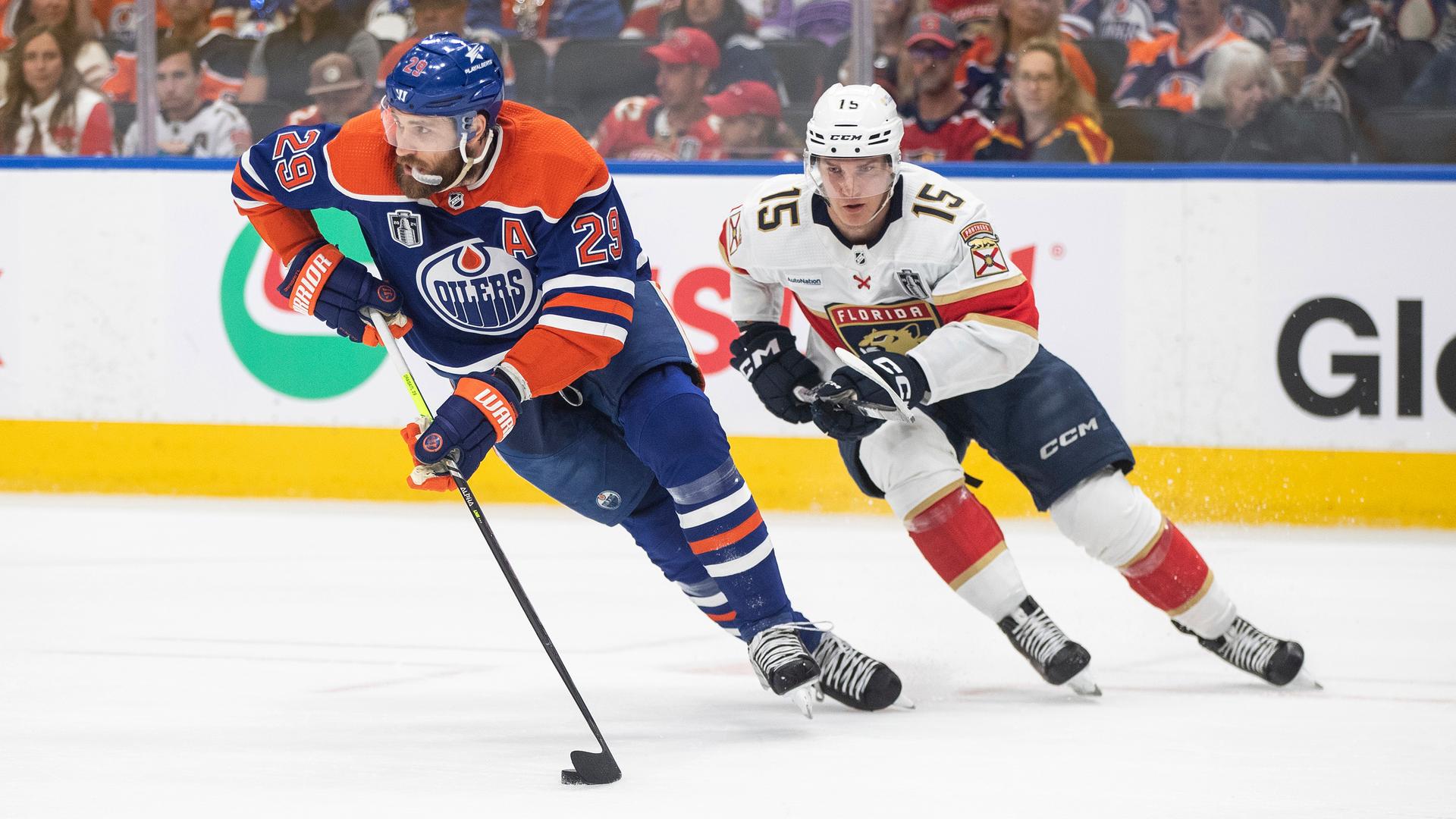 Eishockey: Leon Draisaitl von den Edmonton Oilers (l.).