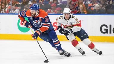 Eishockey: Leon Draisaitl von den Edmonton Oilers (l.).