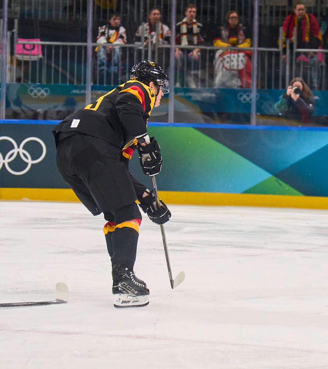 Lukas Reichel erzielt das 1:0 für Deutschland im Vorrundenspiel der Männer im Eishockey (Gruppe C) gegen Lettland bei den Milano Cortina 2026 Winter Olympic Games.