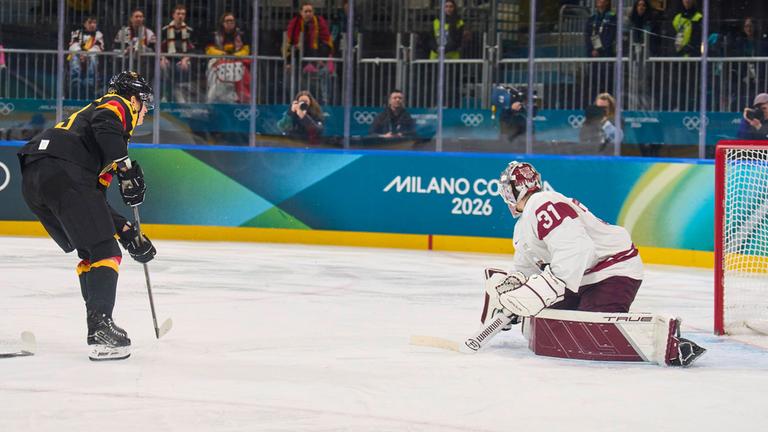 Lukas Reichel erzielt das 1:0 für Deutschland im Vorrundenspiel der Männer im Eishockey (Gruppe C) gegen Lettland bei den Milano Cortina 2026 Winter Olympic Games.
