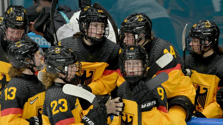 ie Spielerinnen von Deutschland sind bei einer Unterbrechung an der Bande.