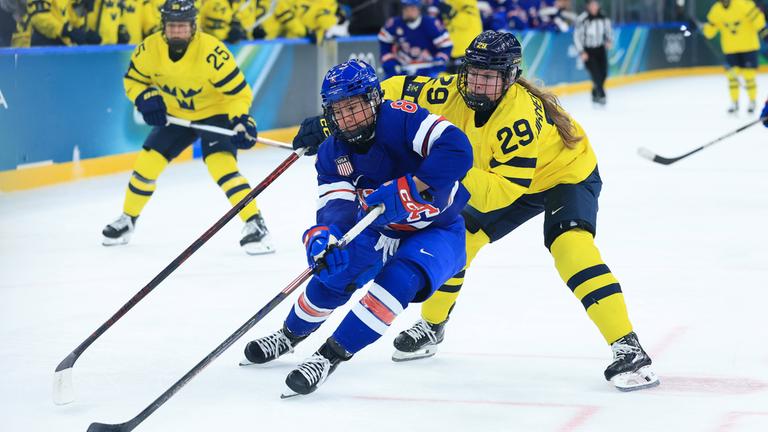 Haley Winn (USA) und Felizia Wikner Zienkiewicz (Schweden) kämpfen. 