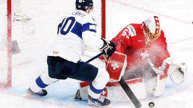 Saku Mäenalanen im Zweikampf um den Puck mit dem Schweizer Torhüter Leonardo Genoni bei der Eishockey-WM.