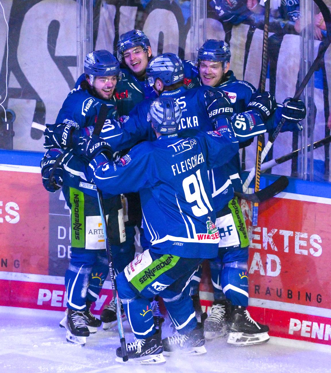 Eishockey: Straubing Tigers gegen Eisbären Berlin. Die Mannschaft von Straubing jubelt nach dem Treffer zum 3:0 gegen Berlin