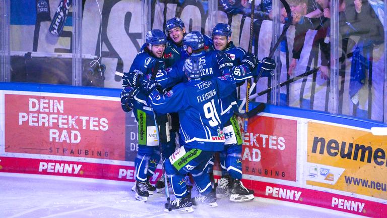 Eishockey: Straubing Tigers gegen Eisbären Berlin. Die Mannschaft von Straubing jubelt nach dem Treffer zum 3:0 gegen Berlin
