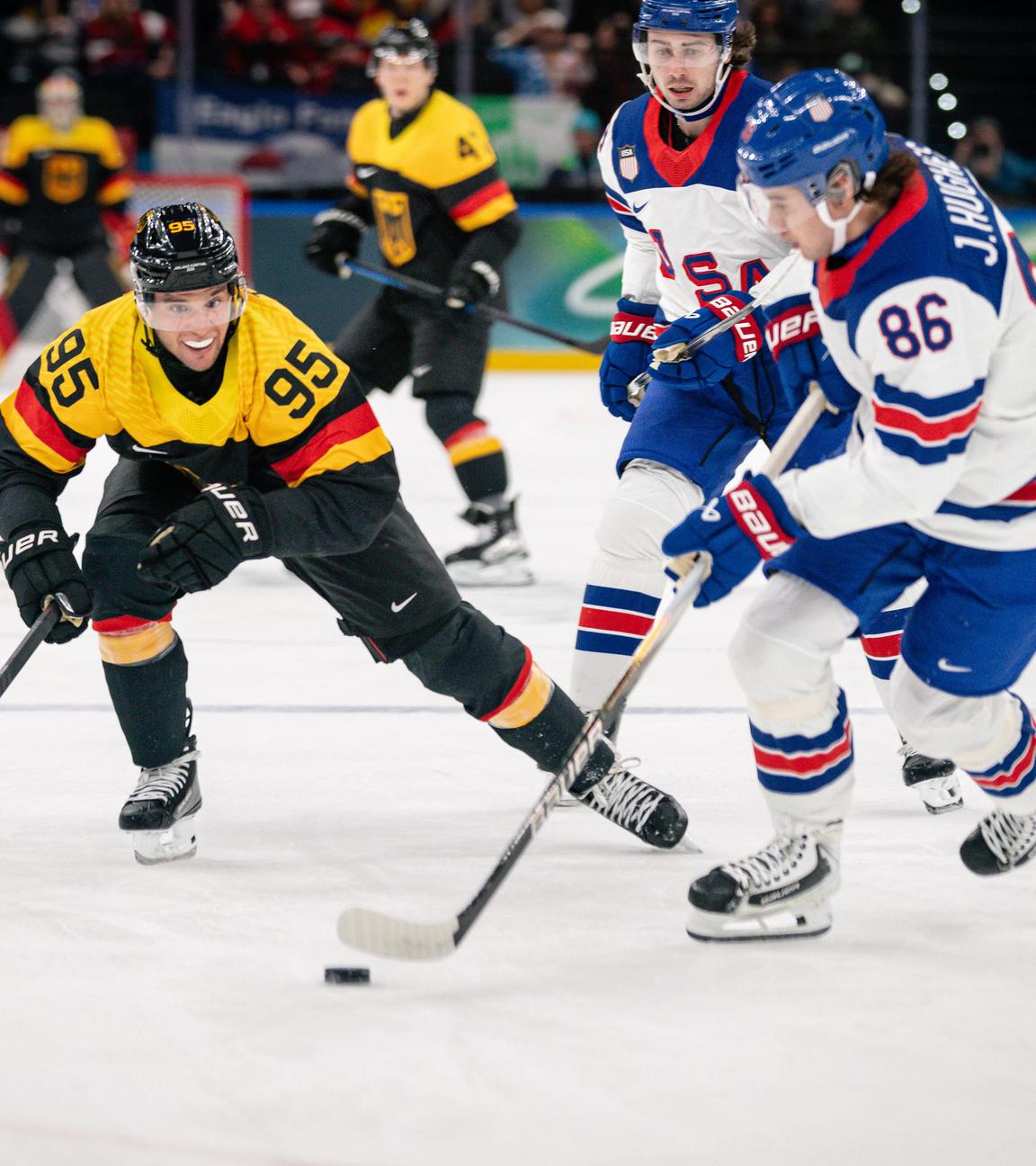 In der Eishockeypartie der Olympischen Winterspiele 2026 in Mailand kämpfen Jack Hughes und Frederik Tiffels um den Puck