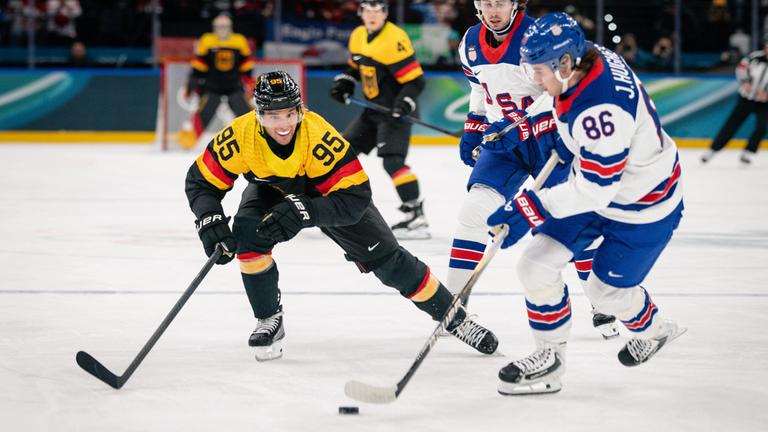 In der Eishockeypartie der Olympischen Winterspiele 2026 in Mailand kämpfen Jack Hughes und Frederik Tiffels um den Puck