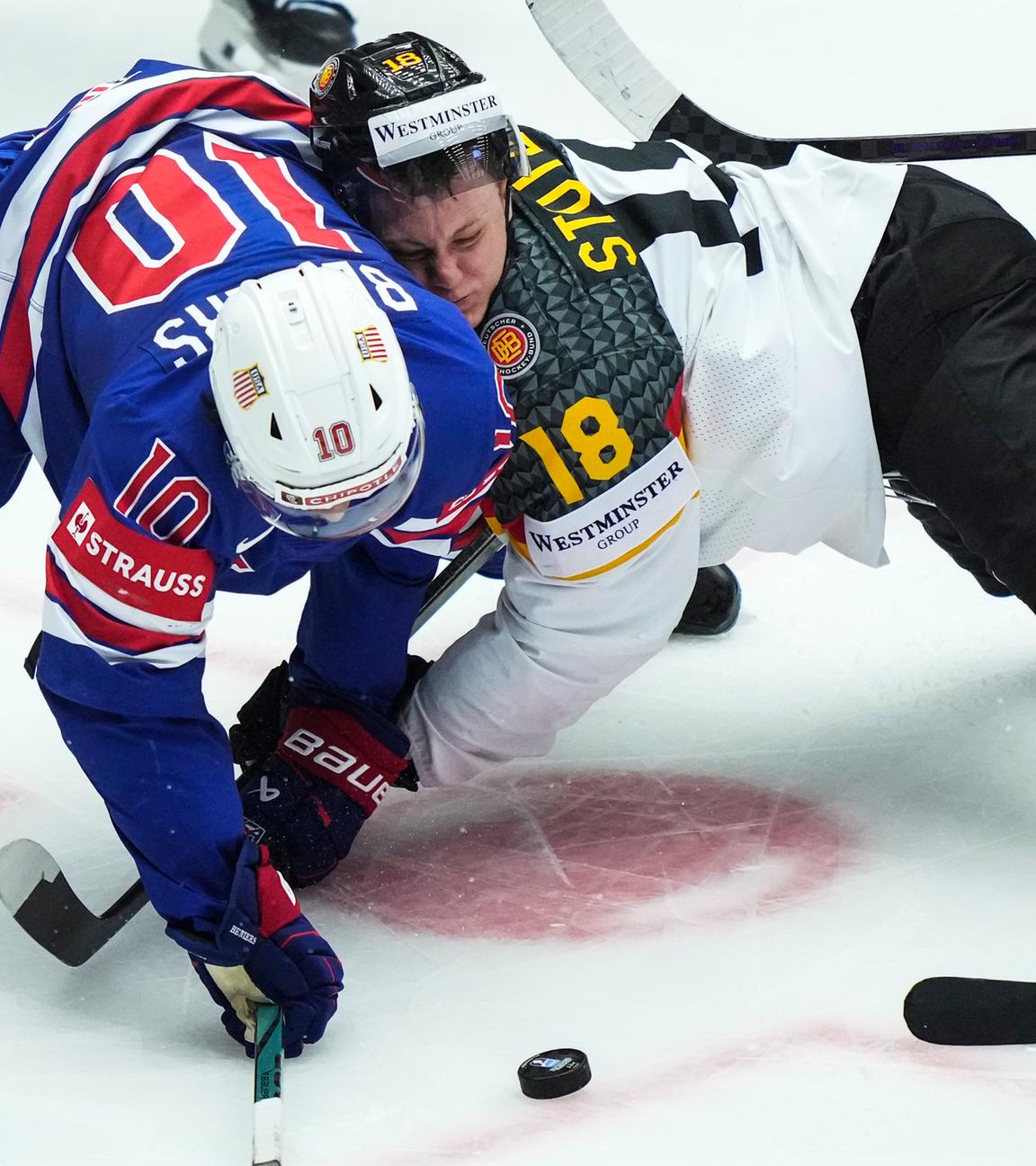 Deutschlands Tim Stützle (r) und Matty Beniers aus den USA kämpfen um den Puck.