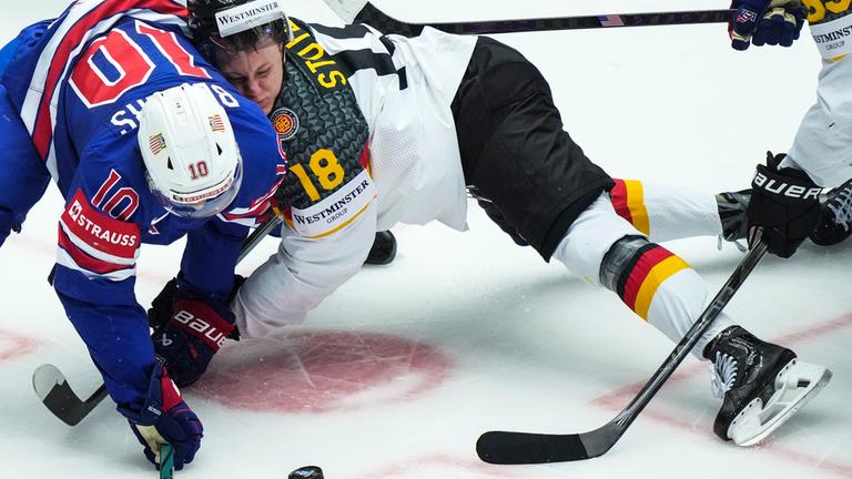 Deutschlands Tim Stützle (r) und Matty Beniers aus den USA kämpfen um den Puck.