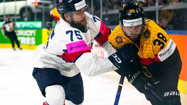 Großbritanniens Robert Dowd (l.) kämpft um den Puck gegen Deutschlands Fabio Wagner
