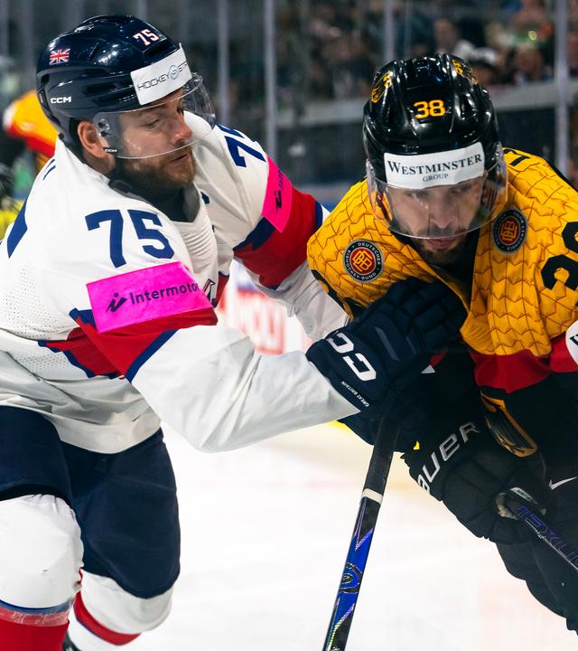 Großbritanniens Robert Dowd (l.) kämpft um den Puck gegen Deutschlands Fabio Wagner