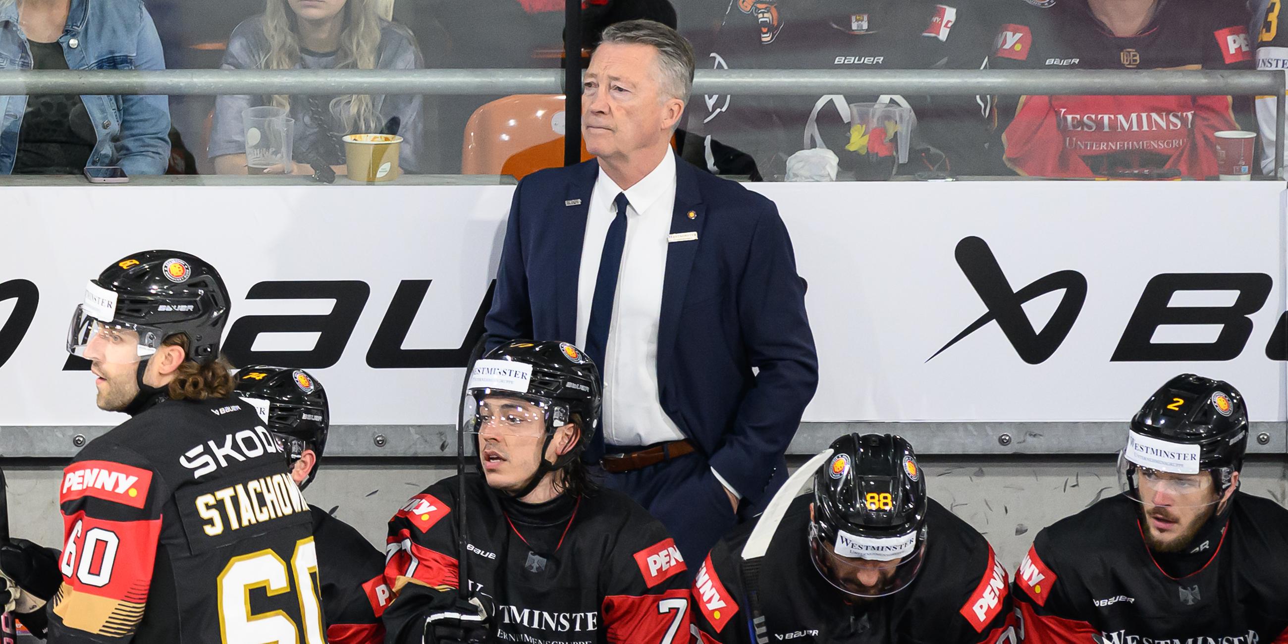 Eishockey WM Testspiel Deutschland gegen Frankreich. Bundestrainer Harold Kreis mit Spielern am Seitenrand.