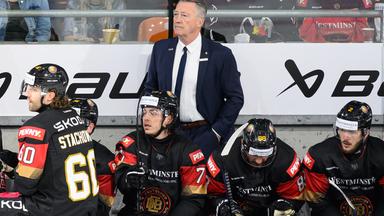 Eishockey WM Testspiel Deutschland gegen Frankreich. Bundestrainer Harold Kreis mit Spielern am Seitenrand.