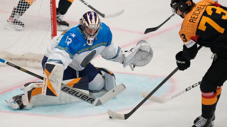 Eishockey WM 2024, Deutschland - Kasachstan: Lukas Reichel testet den kasachischen Goalkeeper Andrej Schutow