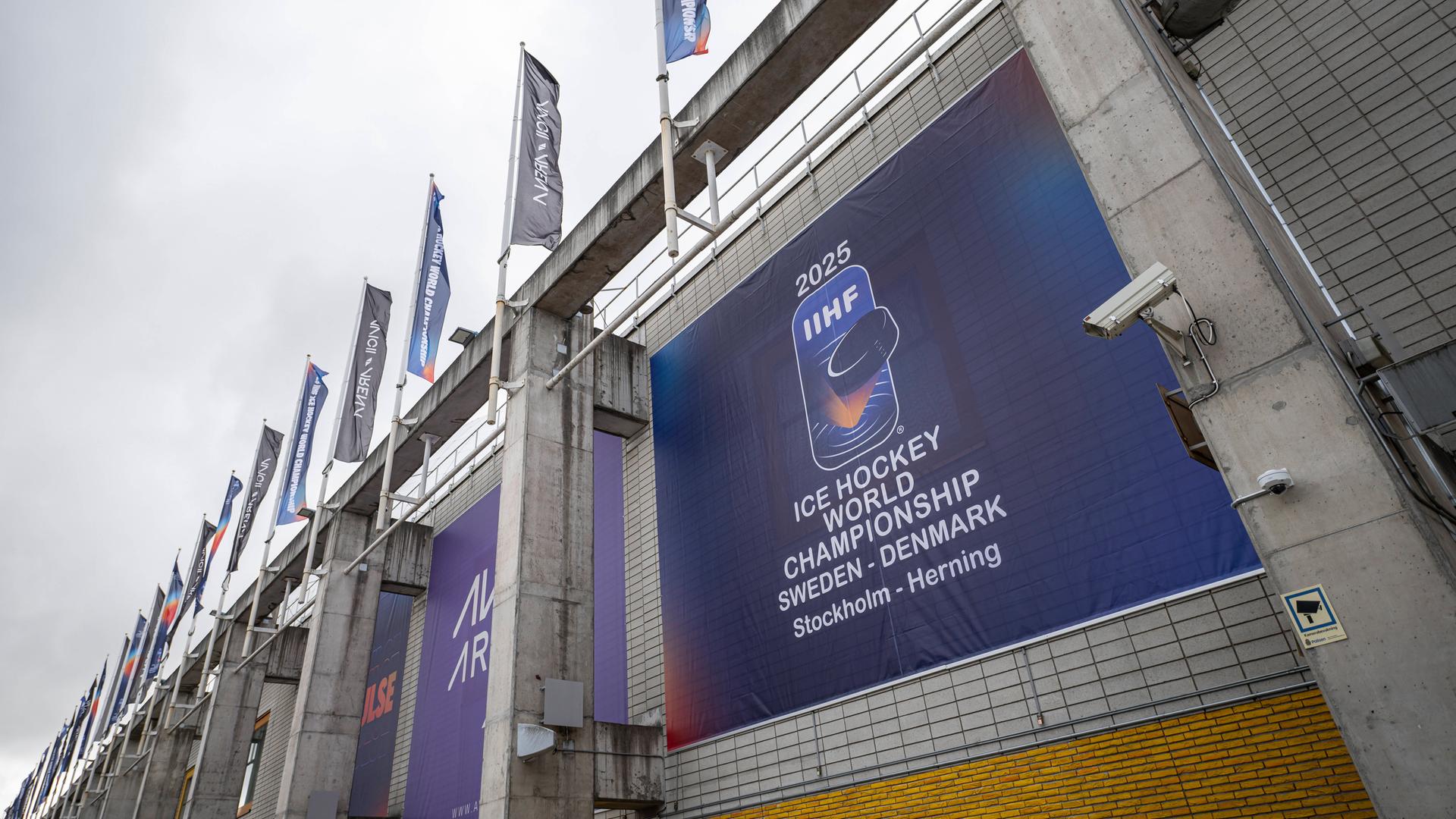 Das Logo der Eishockey-WM 2025 in Schweden und Dänemark auf der Avicii Arena in Stockholm.
