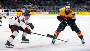 Lettlands Sandis Vilmanis (l) kämpft um den Puck gegen Deutschlands Fabio Wagner