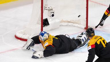 Schweiz, Zürich: Eishockey: WM, Schweiz - Deutschland, Vorrunde, Gruppe A, Gruppenspielrunde. Deutschlands Torwart Jonas Stettmer kassiert den Treffer zum 0:1