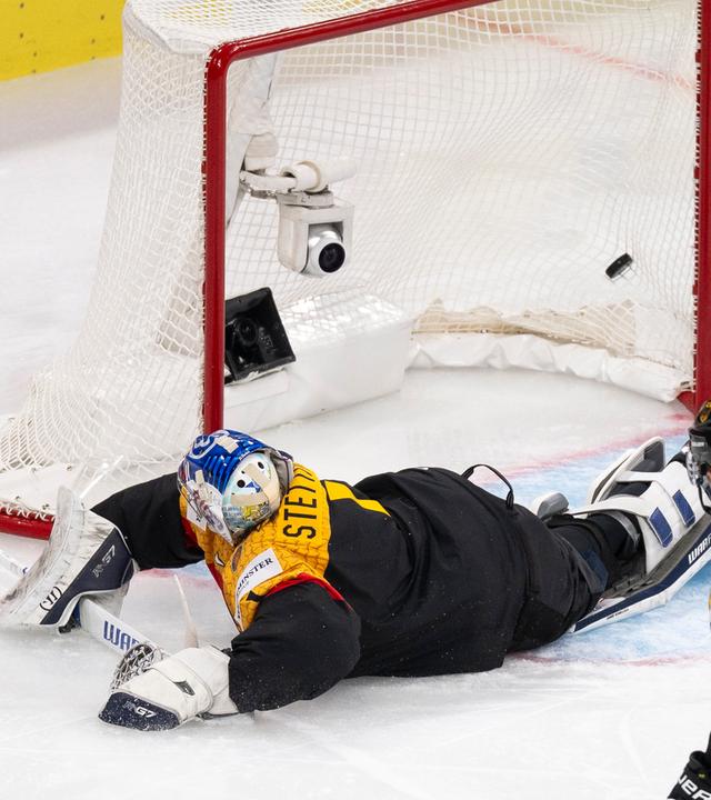 Schweiz, Zürich: Eishockey: WM, Schweiz - Deutschland, Vorrunde, Gruppe A, Gruppenspielrunde. Deutschlands Torwart Jonas Stettmer kassiert den Treffer zum 0:1