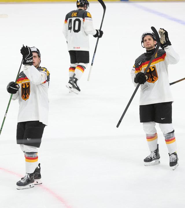 Deutsche Eishockeyspieler nach der knappen Niederlage gegen die USA